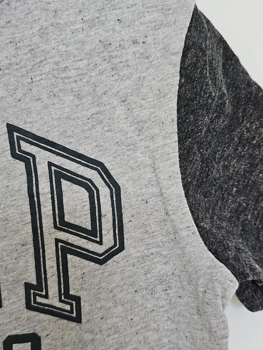 GAP Grey Logo Tee w/ Dark Charcoal Sleeves Boys Sz Small
